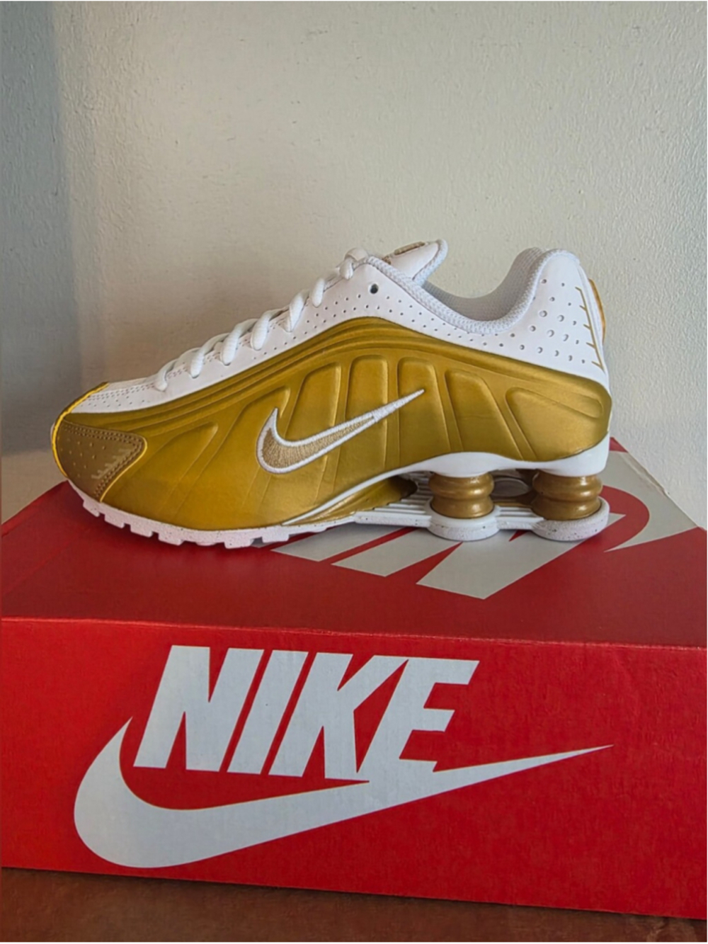 Nike Shox R4 Women Size 6 new with box no lid